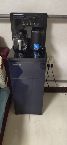奥克斯茶吧机家用多功能智能遥控温热型立式饮水机水接出来有塑胶管的味道吗？