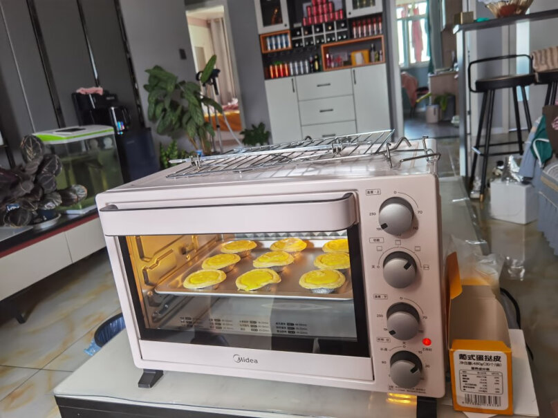 美的32升多功能电烤箱家用专业烘焙烤的时候，里面的灯是亮的吗？