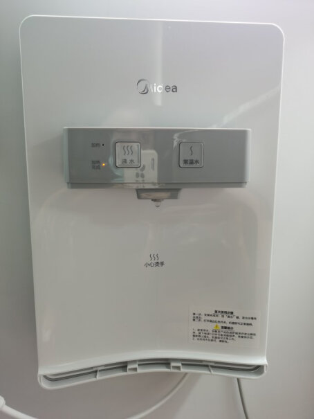 美的壁挂式管线机MG907-R家用温热型饮水机饮水器温热型请问这个管线机放出来的水有塑料味吗？