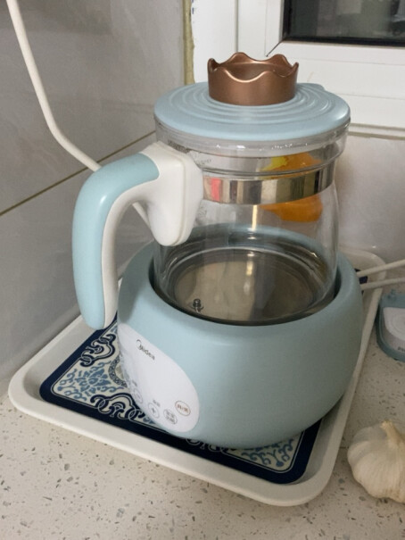 美的婴儿恒温水壶调奶器热奶器1.2L请问买过的亲们，水烧开后会有异味吗？比如有的壶盖是塑料材质水开就会有异味？