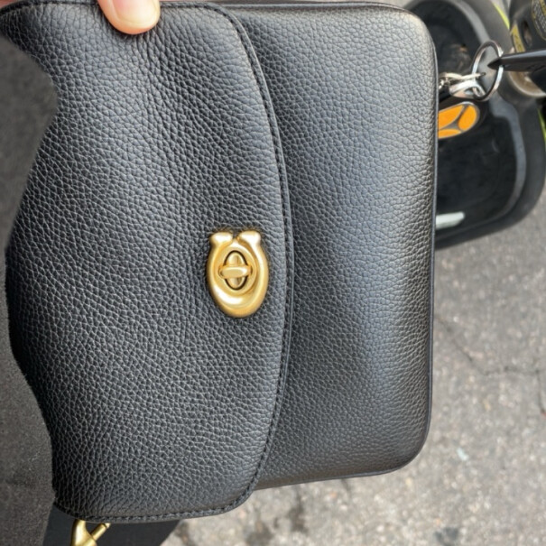 蔻驰COACH这款包包官网写的是牛皮，为啥京东写的是皮革？