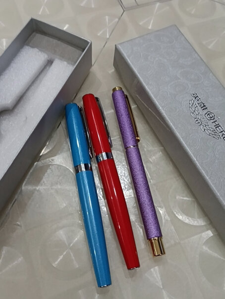 英雄钢笔382商务办公铱金钢笔签字笔请问这只钢笔的笔杆是什么材质的？