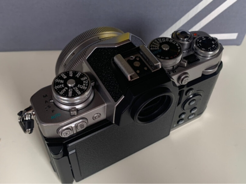 尼康Zfc微单相机套机上下盖是金属的嘛？