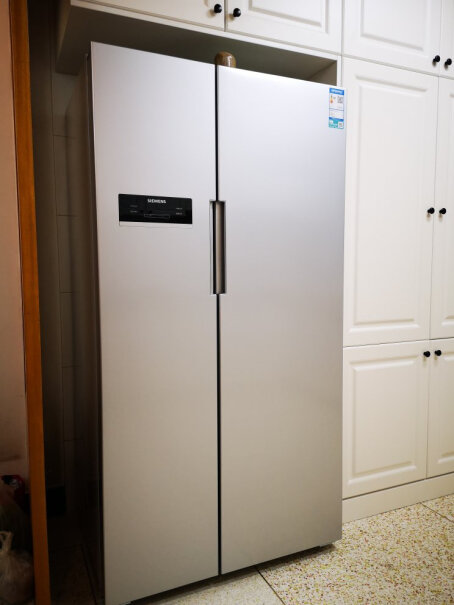 西门子SIEMENS610升这款冰箱外部温度显示一直亮吗？还是平时是暗的，开门才看到温度显示？