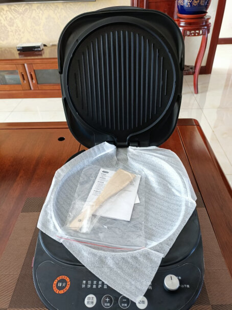 九阳电饼铛家用煎烤机多功能煎饼锅加深电煎锅电加热丝是在烤盘背面还是在机器上？