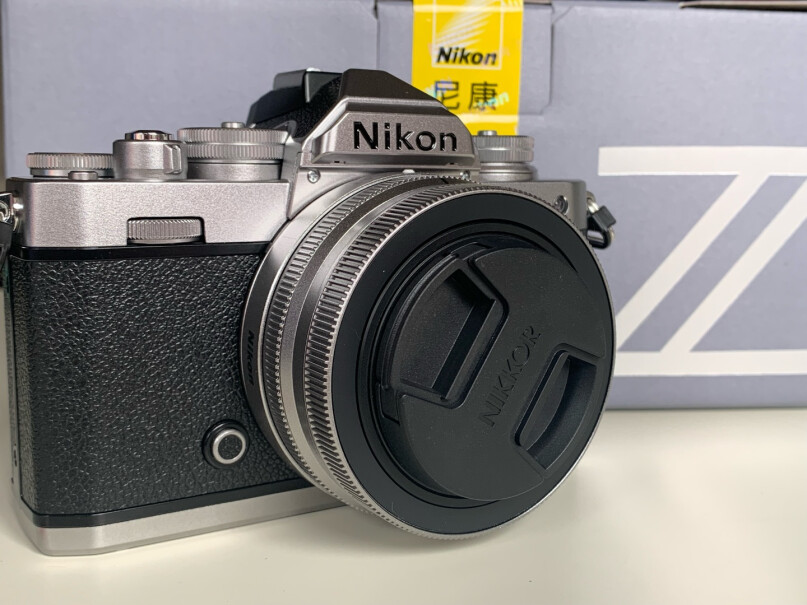 尼康Zfc微单相机套机上下盖是金属的嘛？