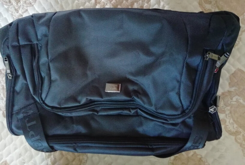 七匹狼旅行包男女行李包旅游包旅行袋多功能大容量手提健身包经典黑色与热销黑色有什么区别？