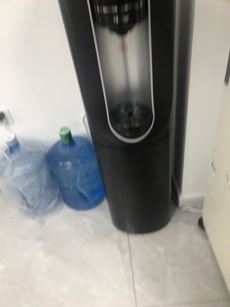 海尔饮水机家用茶吧机办公室机智请问出的的热水有没有塑料味？