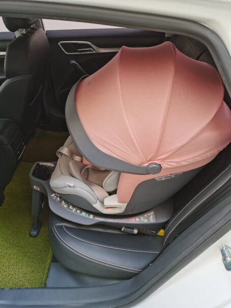 宝贝第一汽车儿童安全座椅isofix接口360°旋转护肩带内侧是什么材质的，是不是那种防滑的胶质的？
