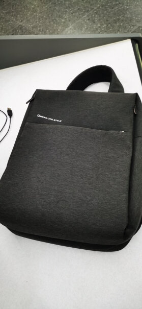小米极简都市双肩包休闲商务笔记本电脑包15.6英寸是不是没有放雨伞的侧兜？