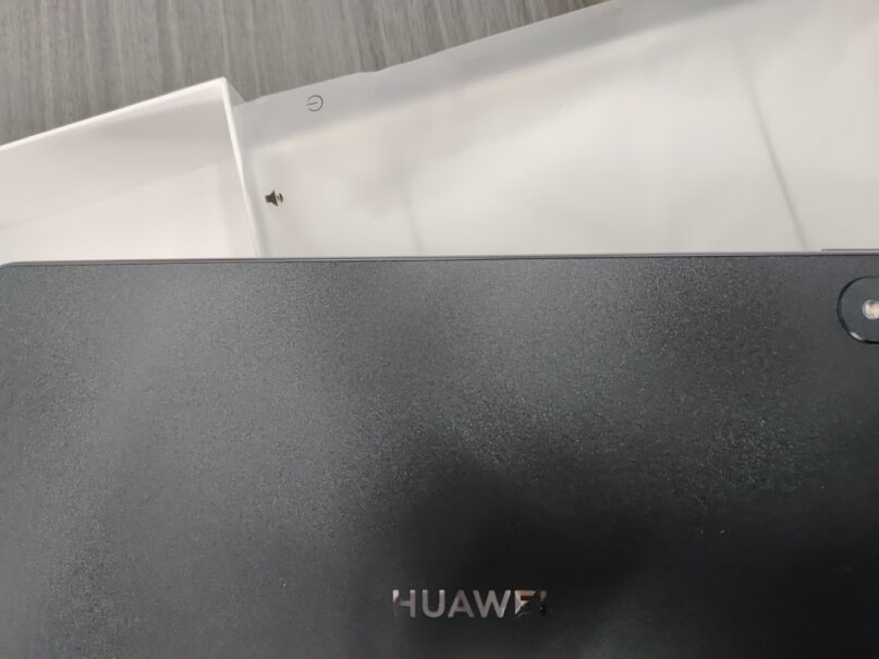 华为HUAWEI MatePad 11英寸（DBR-W10）后壳材质是玻璃的还是金属的？