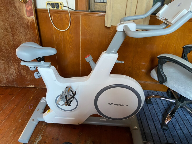 麦瑞克Merach家用动感单车磁控静音健身车智能运动健身器材为什么我骑起来味道很大？