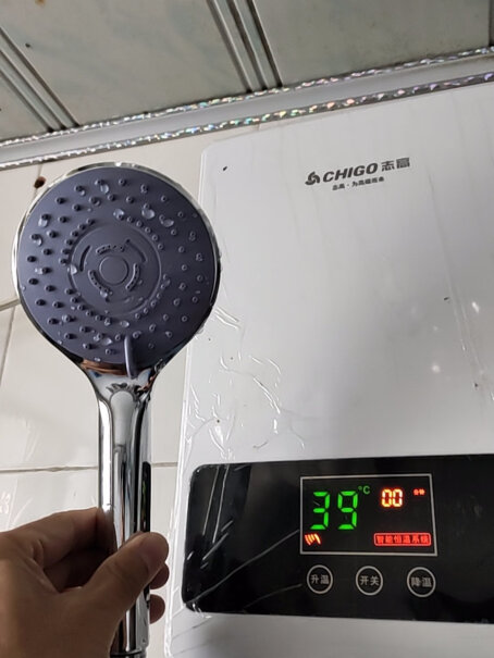 志高即热式电热水器小厨宝迷你家用夜间用水高峰水压小降，出水温度可靠吗？