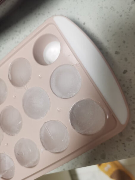 尚烤佳硅胶冰块模具买过的大神们，请问你们一下 冻出来的冰会不会有胶味？