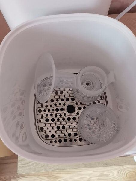 小白熊恒温水壶调奶器1.3L消毒的底盘容易有难清理的水垢吗？