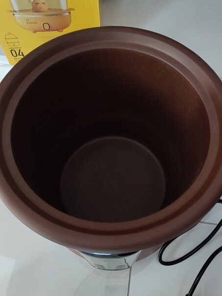 依立7L大容量紫砂电炖锅煲的时候锅外股臭胶的味道吗？