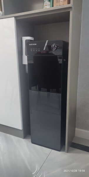 奥克斯饮水机下置式家用立式温热型下面能放18.9水桶吗？