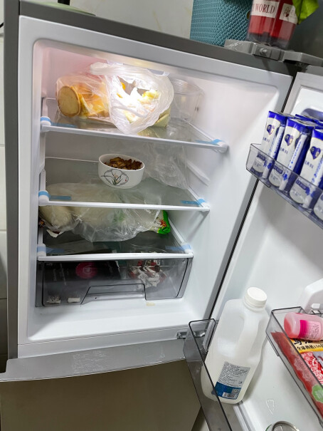 华凌冰箱175升双门两门家电冰箱新买的冰箱，首次使用通电6个小时冷藏室后壁就结霜了，没有调过档位指示在中冷。调低可以吗？