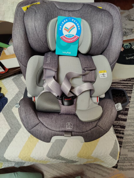 宝贝第一汽车儿童安全座椅isofix接口360°旋转垫子撤了。有没有感觉小孩陷进去了。。屁股那边？