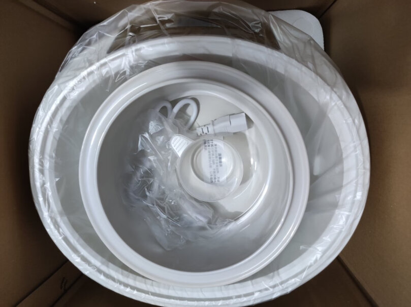 天际TONZE电炖锅电炖盅请问锅的外壳和内壁是塑料的吗？