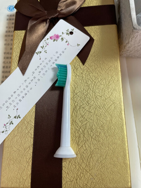 飞利浦电动牙刷充电式成人声波震动米白色电动牙刷HX3216有人是在2018年10月31日购买的吗？发给我的货只有一个牙刷+一个刷头+一个盒子。然后，客服说，那天的活动就是这样？