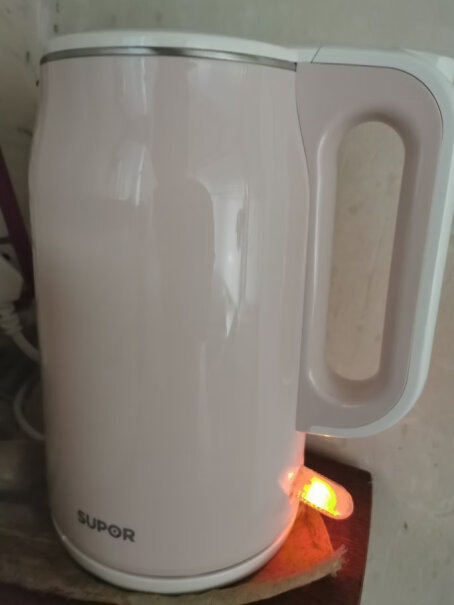苏泊尔电水壶热水壶1.7L大容量电热水壶烧水壶壶身有304不绣钢标志吗？
