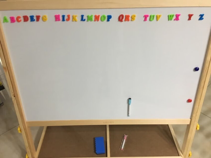 得力deli儿童双面磁性可升降画板立式画架写字板有什么赠品？