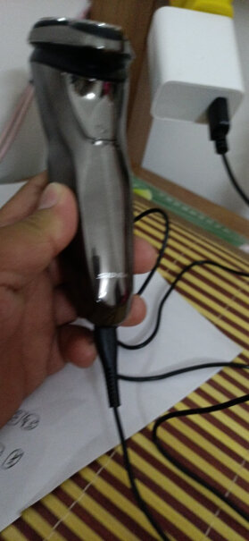 超人剃须刀电动男士便携车载剃胡须子刀电动刮胡刀RS7325充电时机身会发烫吗？