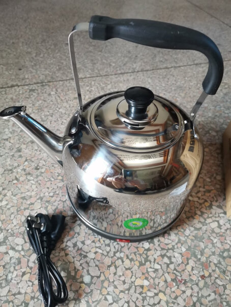 华生电水壶电热水壶食品级不锈钢烧水壶5L说是不锈钢的，怎么用磁铁吸壶体有吸力，壶提手处更是能吸住？