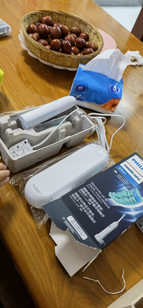 飞利浦电动牙刷充电式成人声波震动米白色电动牙刷HX3216请问有遇到过牙刷自动启动的吗？就是放那儿它隔一会儿就自己震动了，一会儿又自己停了？
