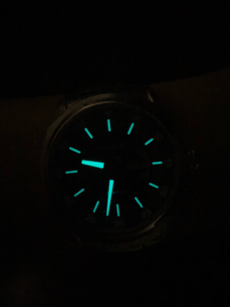 西铁城CITIZEN手表光动能深海蓝盘时分针夜光男士腕表J800和E111哪个机芯好？