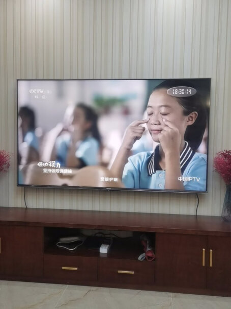 海信电视75E5G75英寸4K超清声控智慧屏此款电视安装在墙上过后看起来厚不厚啊朋友们？
