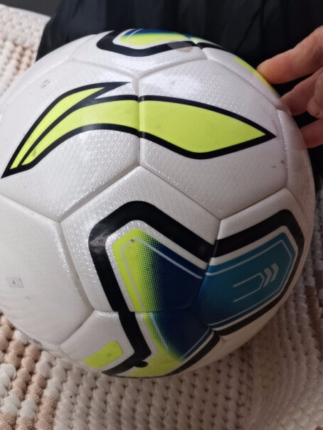 李宁LINING子弹款贴皮足球耐磨室外比赛足球我家女儿6岁用几号球？