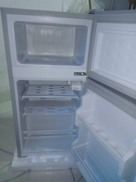 志高双门冰箱小型电冰箱请我下各位朋友，你的冷冻室顶部左右两边各有小针孔3个且位置相同，底部有4个。你有没有谁遇到过这样的？
