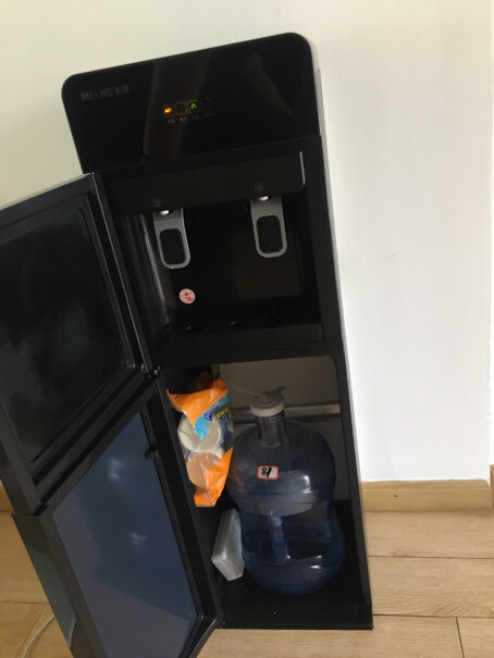 美菱饮水机下置式家用立式温热型抽水有异味么？