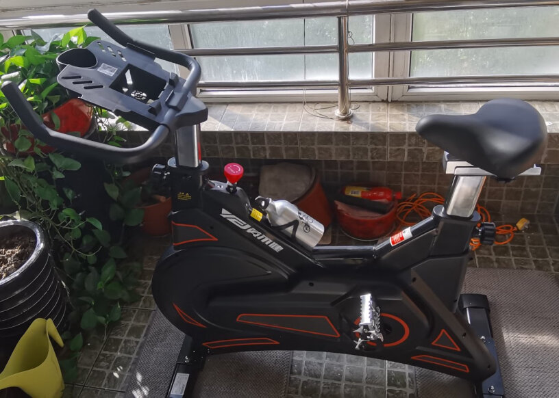 动感单车英尔健商用磁控动感单车家用静音运动器材健身房室内脚踏自行车买前一定要先知道这些情况！哪个更合适？