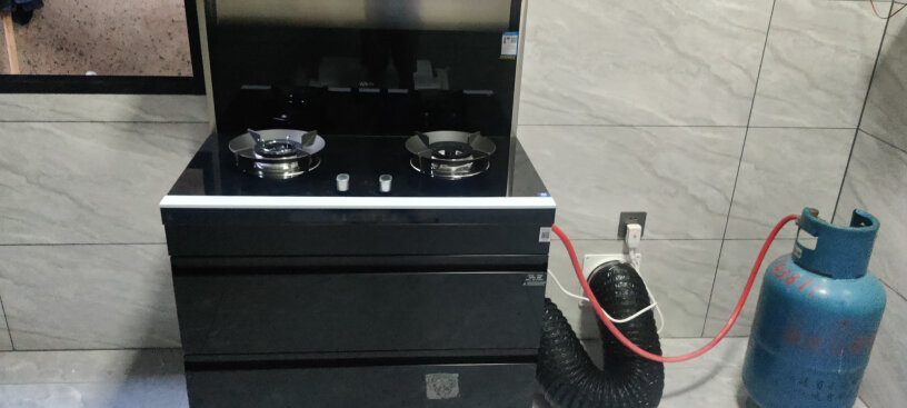 华凌集成灶JJZT-90WD26-G小黑盒是不是不用烟道，放在哪炒菜都行？