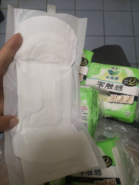 花王乐而雅零触感超丝薄22.5cm日用卫生巾32片是棉质的的吗？