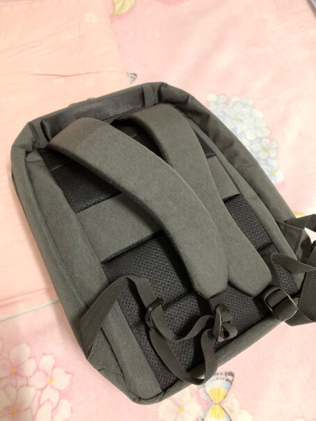 小米极简都市双肩包休闲商务笔记本电脑包15.6英寸能装几件夏天的衣服。