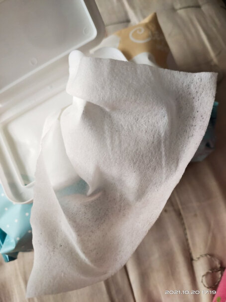 子初婴儿手口柔湿巾新生儿纸巾你们买的能不能挤出来泡沫 我这个一挤就会出来很多泡沫水 抹在手里滑滑的 像衣服没漂干净的感觉？