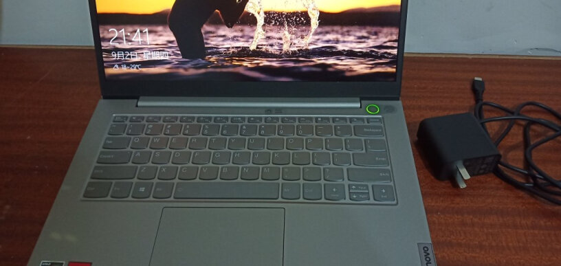 联想笔记本电脑ThinkBook请问各位电脑屏幕左边有没有一两毫米的黑边？