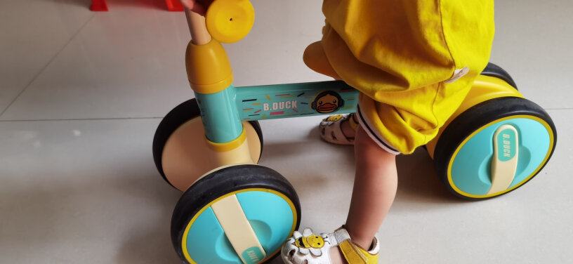 乐的儿童平衡车学步车可坐可滑行防侧翻减震降噪滑步车小黄鸭你们那个车把是怎么固定住的啊？我的为什么螺丝拧紧了还是能抽出来车把啊？