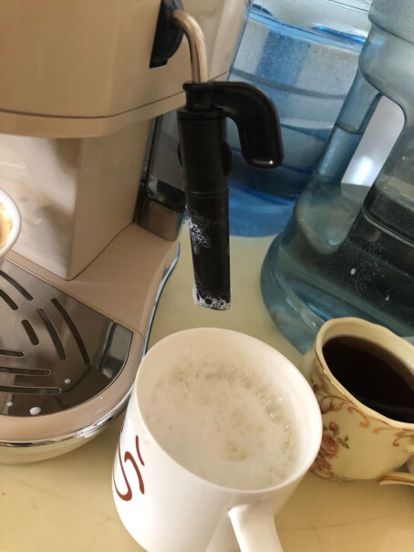 德龙DelonghiECO310半自动咖啡机乐趣礼盒装磨豆机按了20s底部冒白烟有烧焦味，这是正常情况吗？