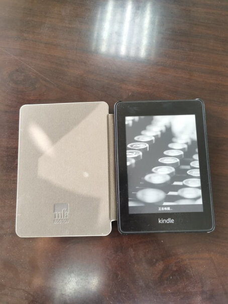Kindle PW4 电子书墨黑WiFi 8G谁在用这款kindle，屏幕能黑白颜色转换吗？