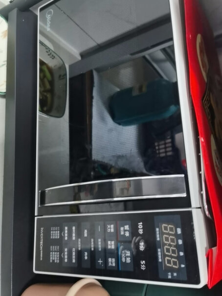 美的变频微波炉家用微烤一体机这是触屏的吗？之前买了个格兰仕的，那是薄膜按键，特难按，所以准备重新买个，请问这款怎么样值得购买吗？