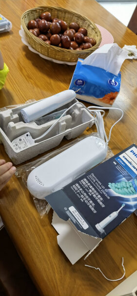 飞利浦电动牙刷充电式成人声波震动米白色电动牙刷HX3216给几个刷头？充电有没有灯亮？