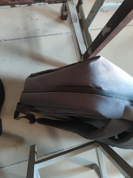 小米极简都市双肩包休闲商务笔记本电脑包15.6英寸可以放下电脑和伞吗？