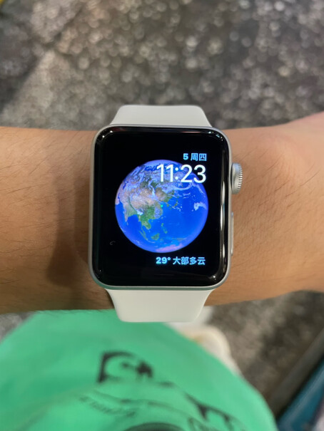 Apple Watch 3智能手表戴右手，拿鼠标难受吗？