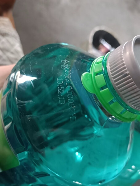龟牌硬壳防冻-25°2瓶装有一股臭味，是正品吗？另外感觉并没有刮干净。。。？