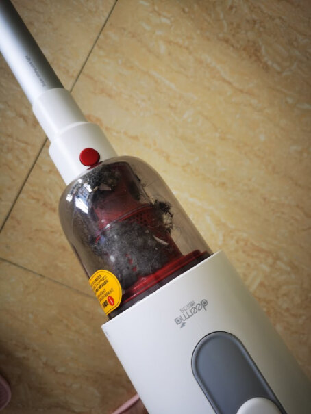 德尔玛VC50家用立式无线吸尘器手持宠物家庭适用尘杯怎么取出来？不懂怎么设计的 一个成年人都拧不开的程度？